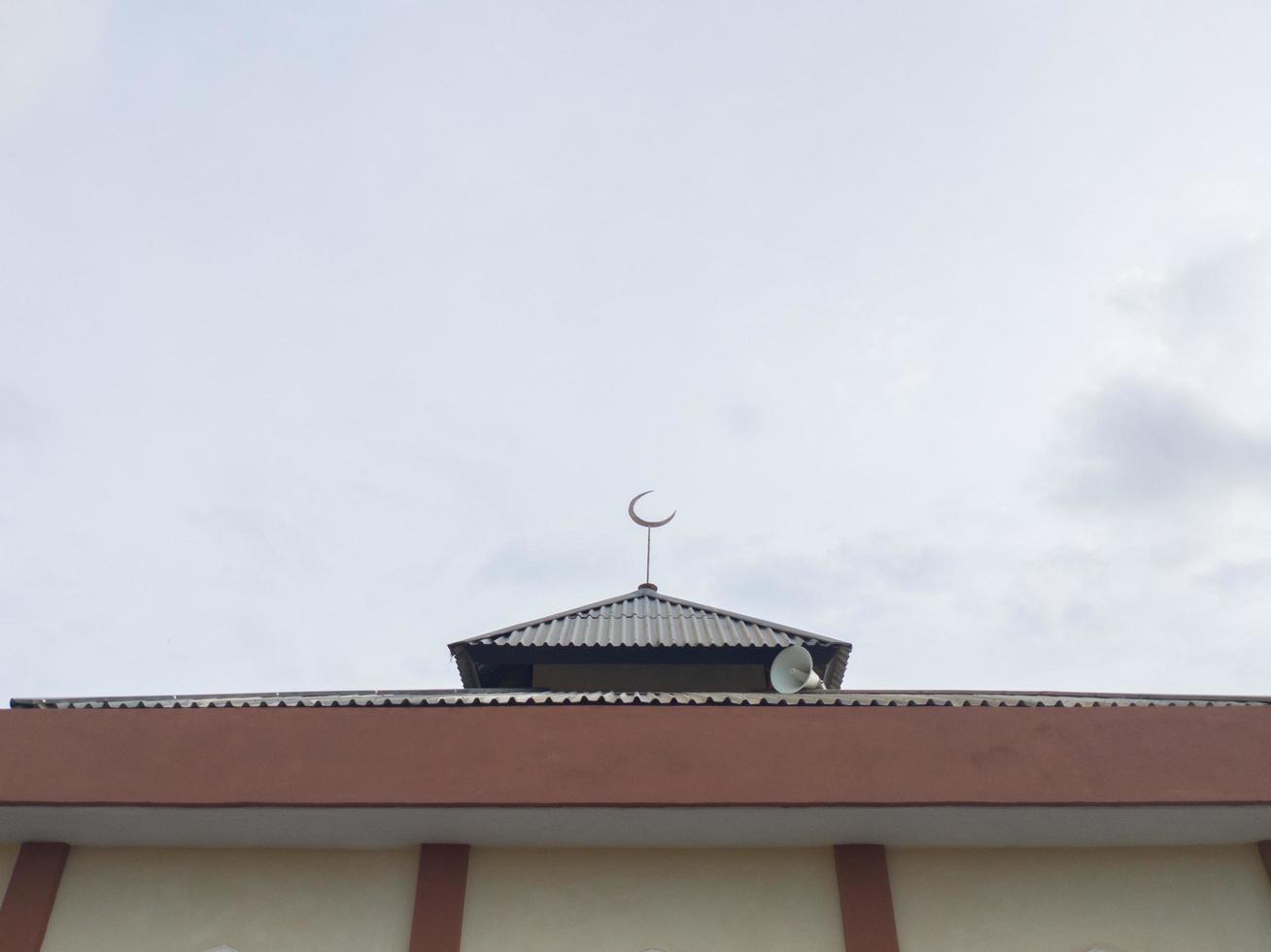 mesquita cúpula com metade lua símbolo contra azul Claro céu fundo, cópia de espaço foto