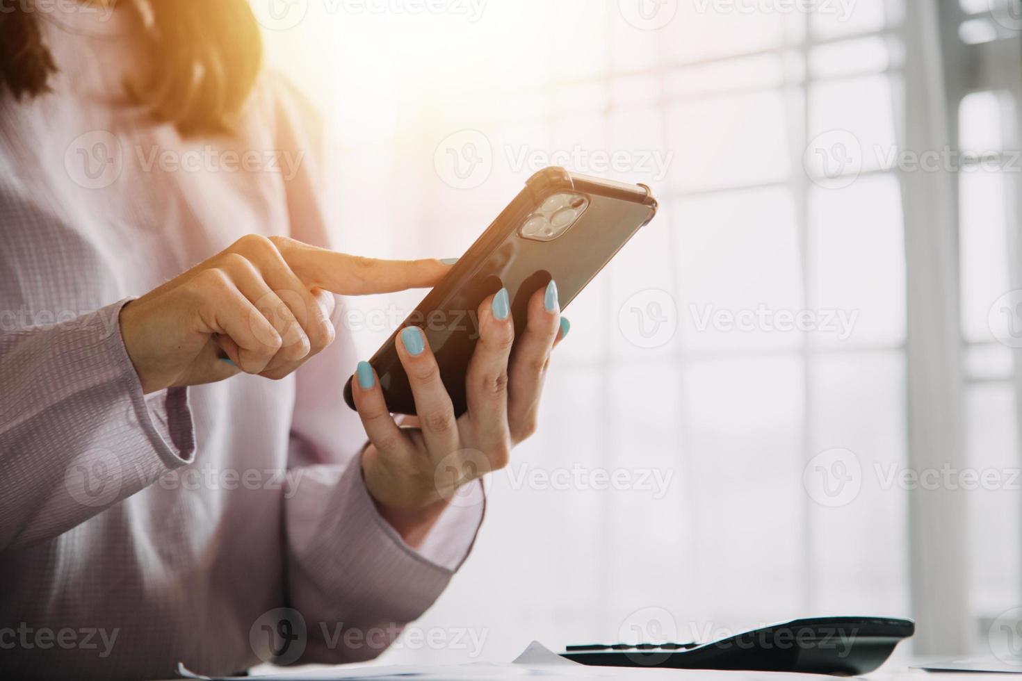 jovem adulto feliz sorridente estudante asiático latino-americano usando fones de ouvido falando na reunião de bate-papo on-line usando laptop no campus universitário ou no escritório virtual. estudante universitária aprendendo remotamente. foto