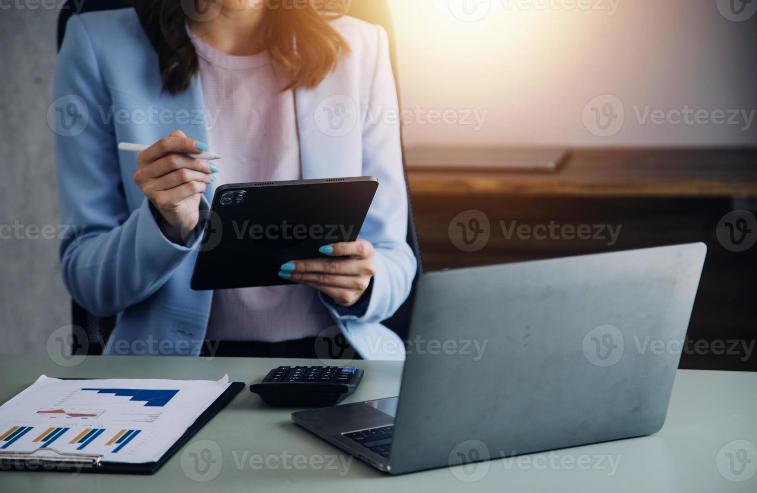 jovem adulto feliz sorridente estudante asiático latino-americano usando fones de ouvido falando na reunião de bate-papo on-line usando laptop no campus universitário ou no escritório virtual. estudante universitária aprendendo remotamente. foto