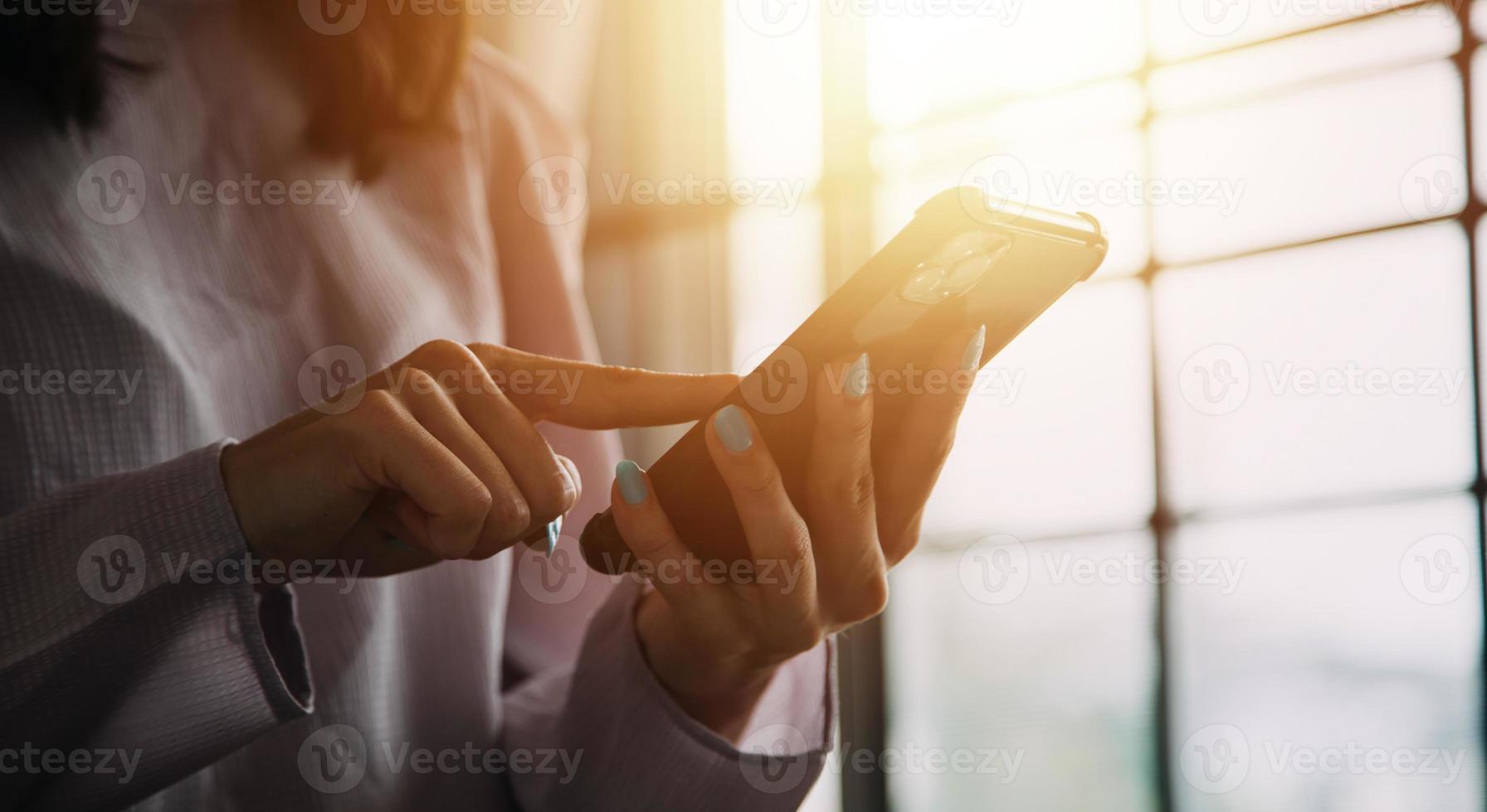 jovem adulto feliz sorridente estudante asiático latino-americano usando fones de ouvido falando na reunião de bate-papo on-line usando laptop no campus universitário ou no escritório virtual. estudante universitária aprendendo remotamente. foto