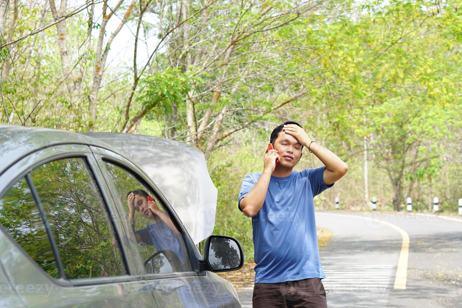 homem chamado uma mecânico para venha Veja às a quebrado carro. foto