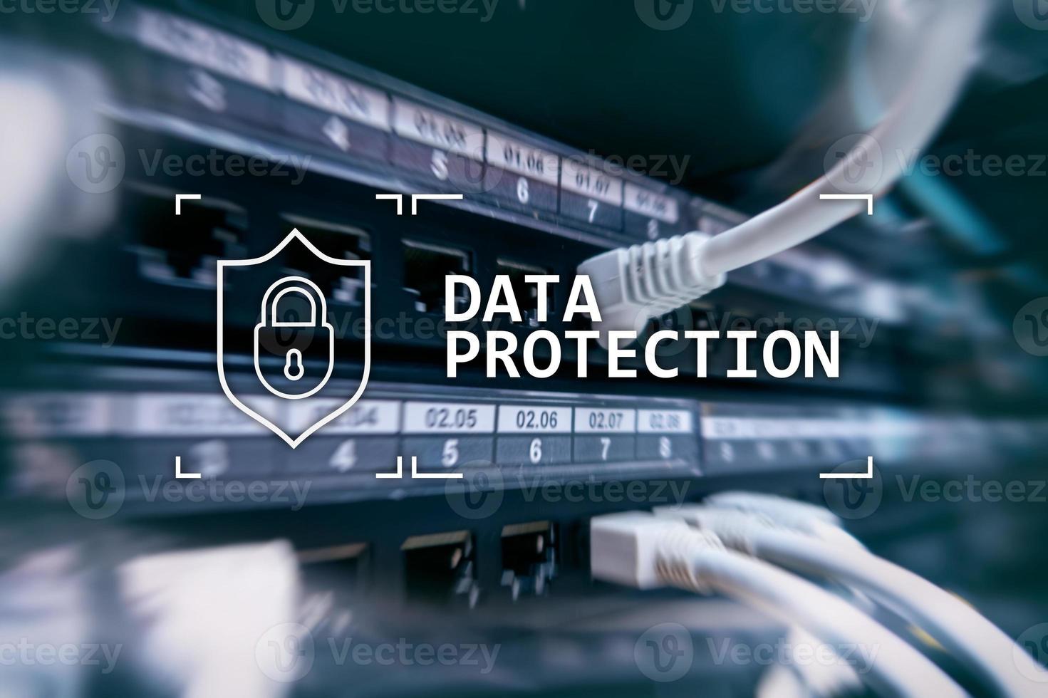 proteção de dados, segurança cibernética, privacidade de informações. conceito de internet e tecnologia. fundo da sala do servidor. foto