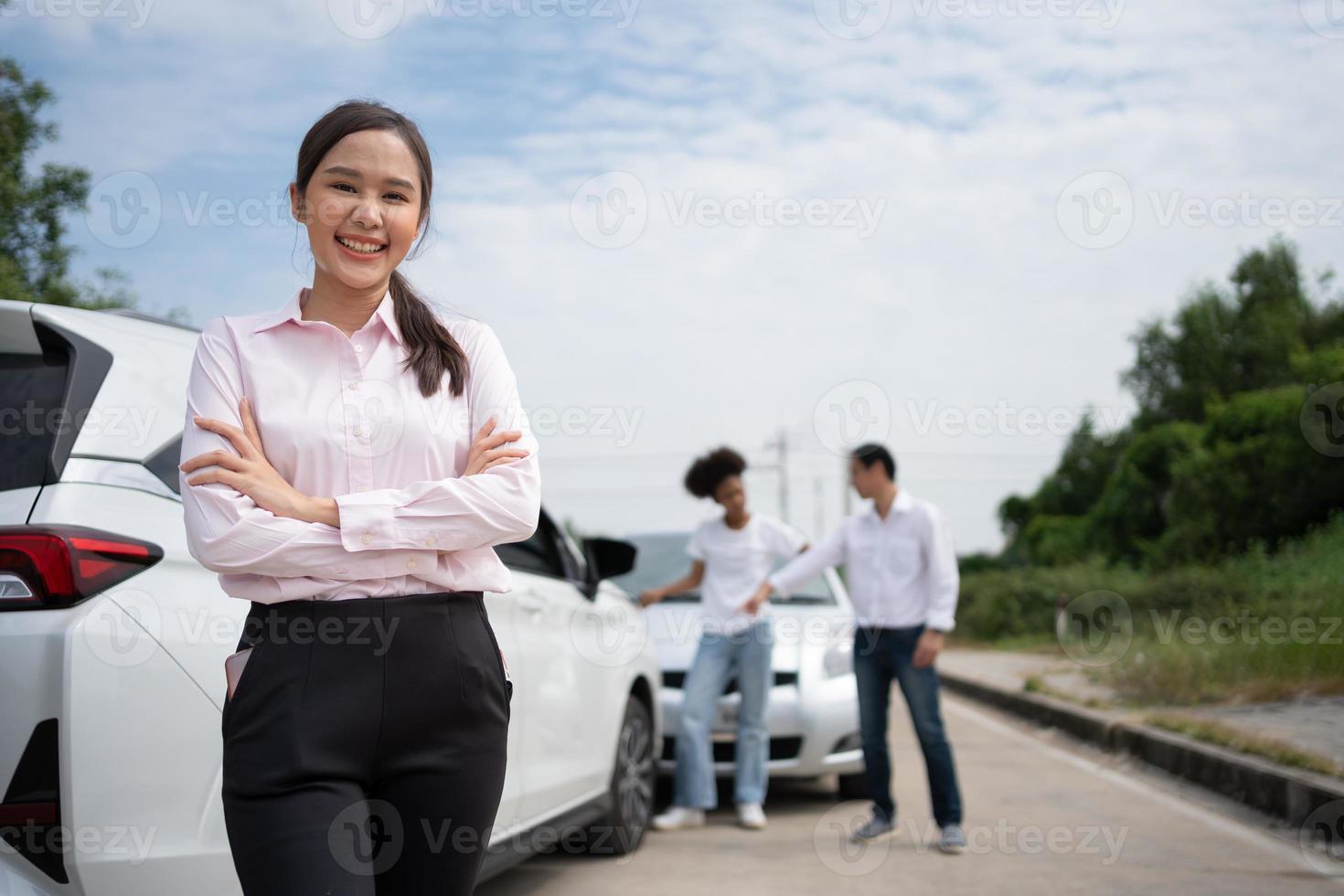 as mulheres motoristas ficam na frente dos carros após o acidente e não se preocupam porque têm seguro contra acidentes de carro. ideia de reivindicação de seguro de acidente de carro on-line após enviar fotos e evidências a um seguro.