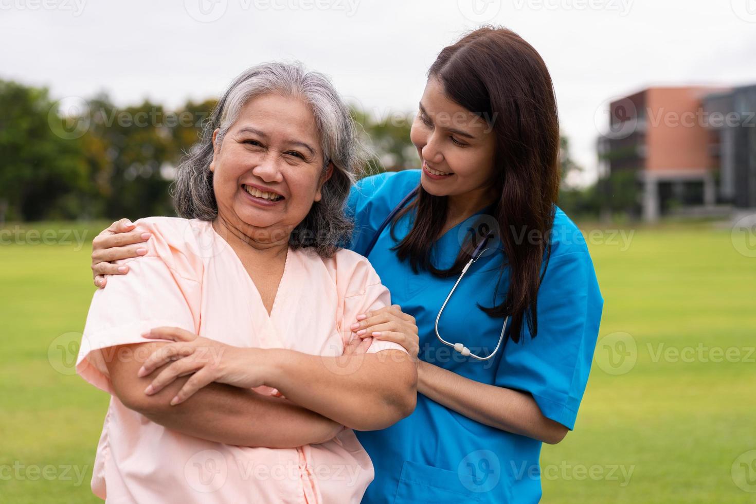 cuidador asiático cuidadoso ou enfermeira segure a mão do paciente e encoraje o paciente em um jardim. conceito de aposentadoria feliz com cuidado de um cuidador e poupança e seguro de saúde sênior. foto