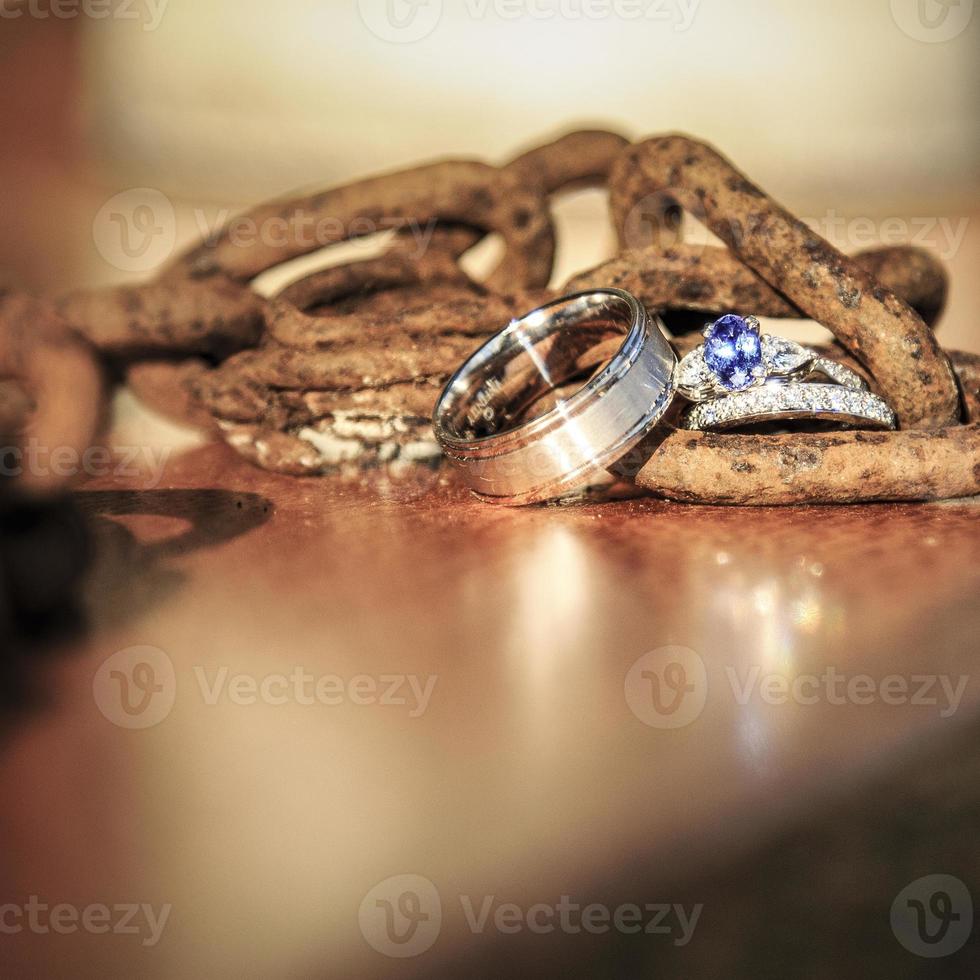 Casamento e azul safira noivado anel em velho oxidado corrente. foto