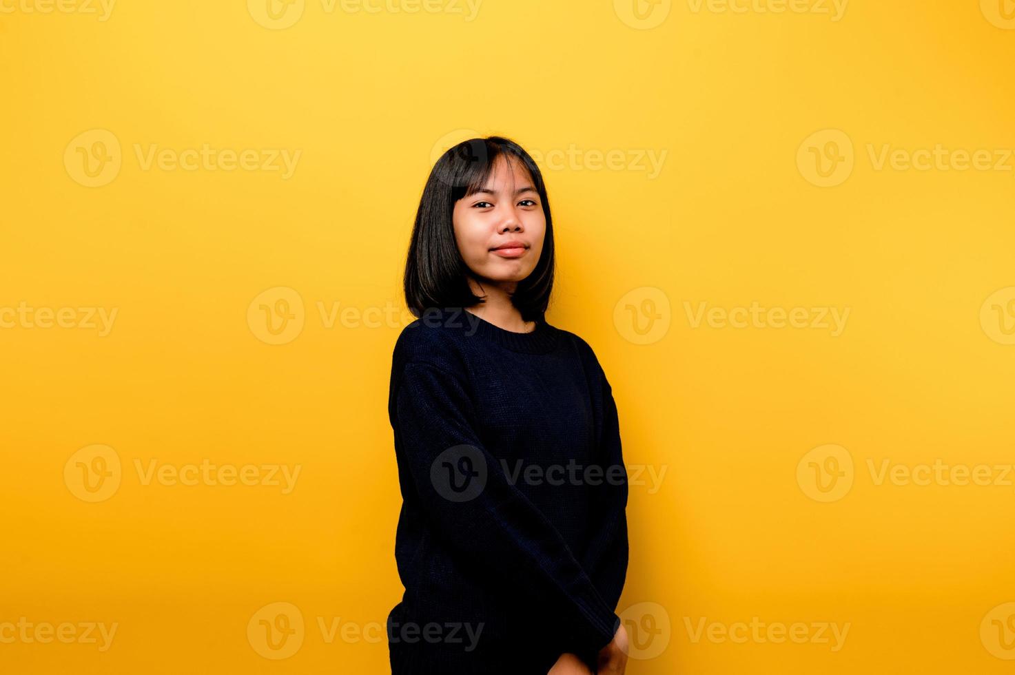 fofa ásia menina sorridente em amarelo fundo. vazio, jovem mulher. Lugar, colocar para anúncio. cópia de espaço foto