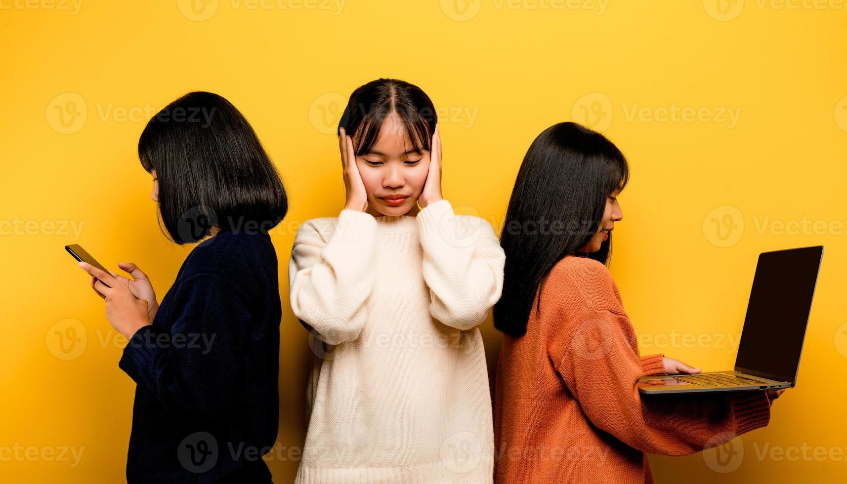 dois ásia mulheres trabalhando em computador portátil e telefone. às a mesmo Tempo dois do eles estavam comunicando conectados e mostrando feliz sorri. e faz não Cuidado sobre a pessoas por aí ele e dele amigos conectados foto