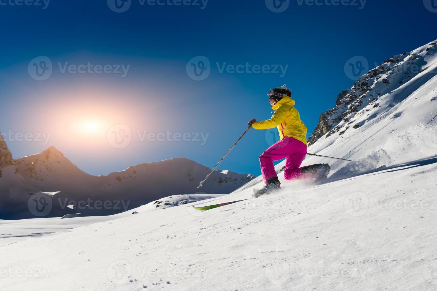 garota esquiando na técnica de telemark em um dia ensolarado na montanha foto