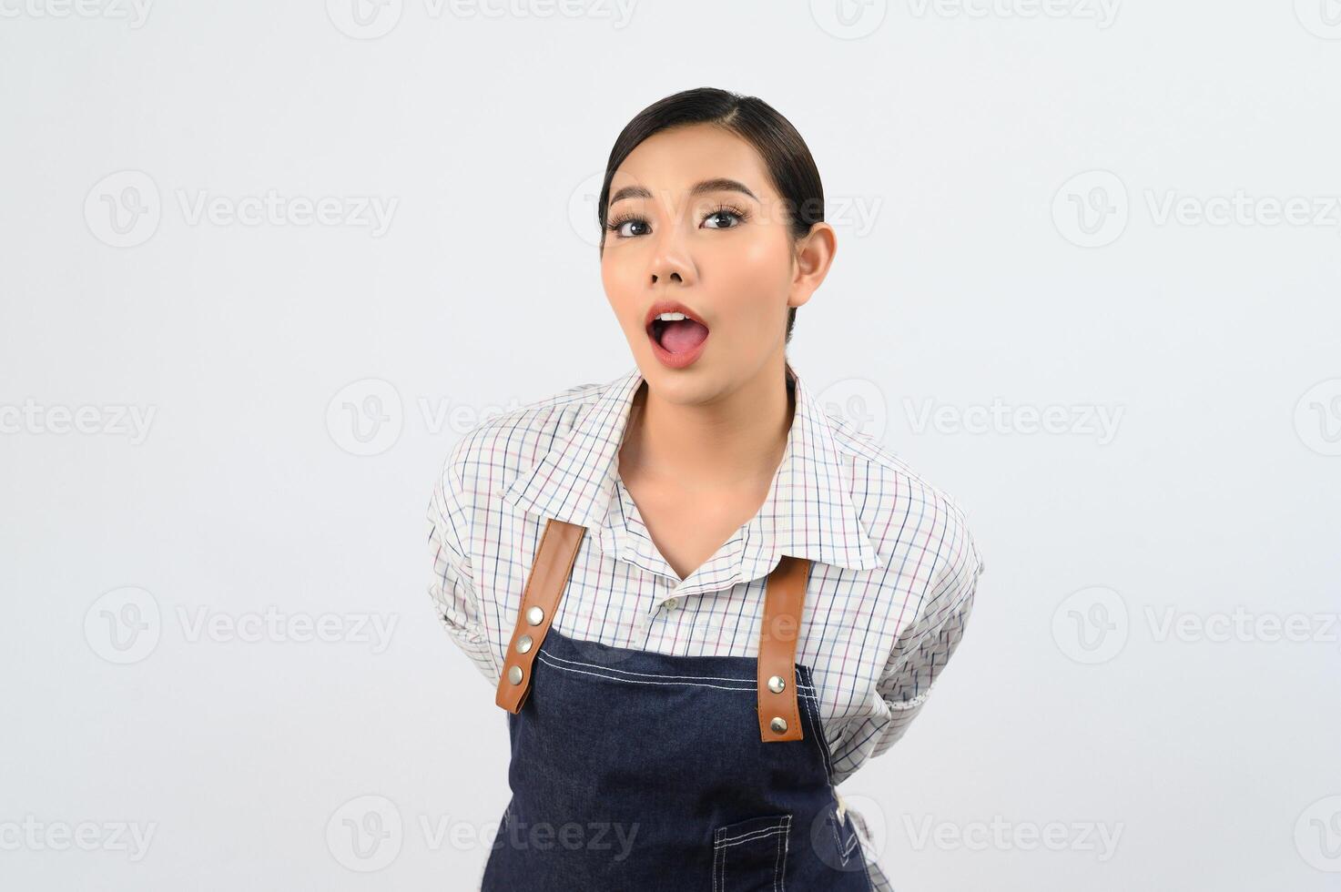 retrato ásia jovem mulher dentro garçonete unifrom Perguntando postura foto