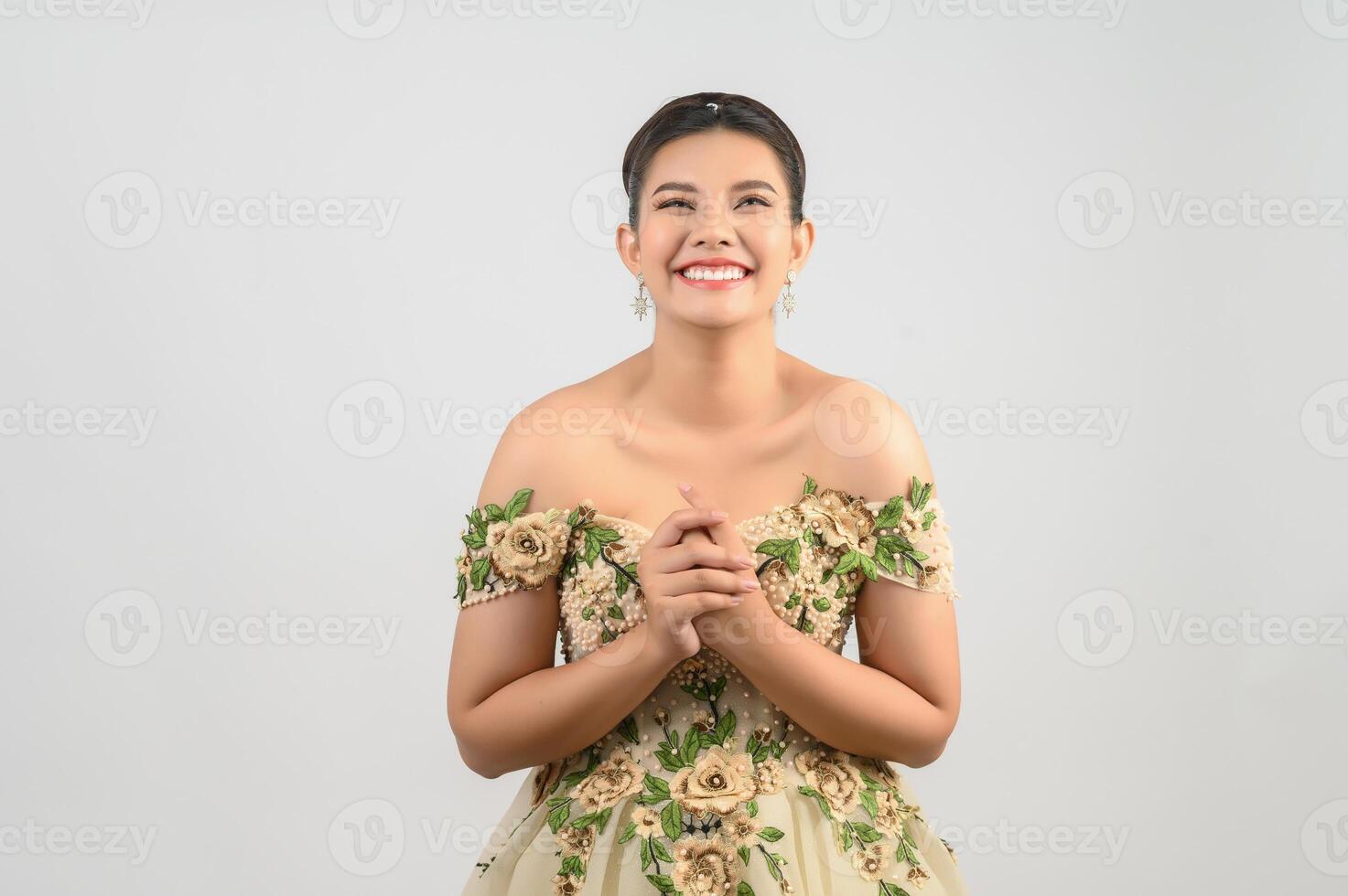 jovem noiva linda asiática sorrindo com feliz no fundo branco foto