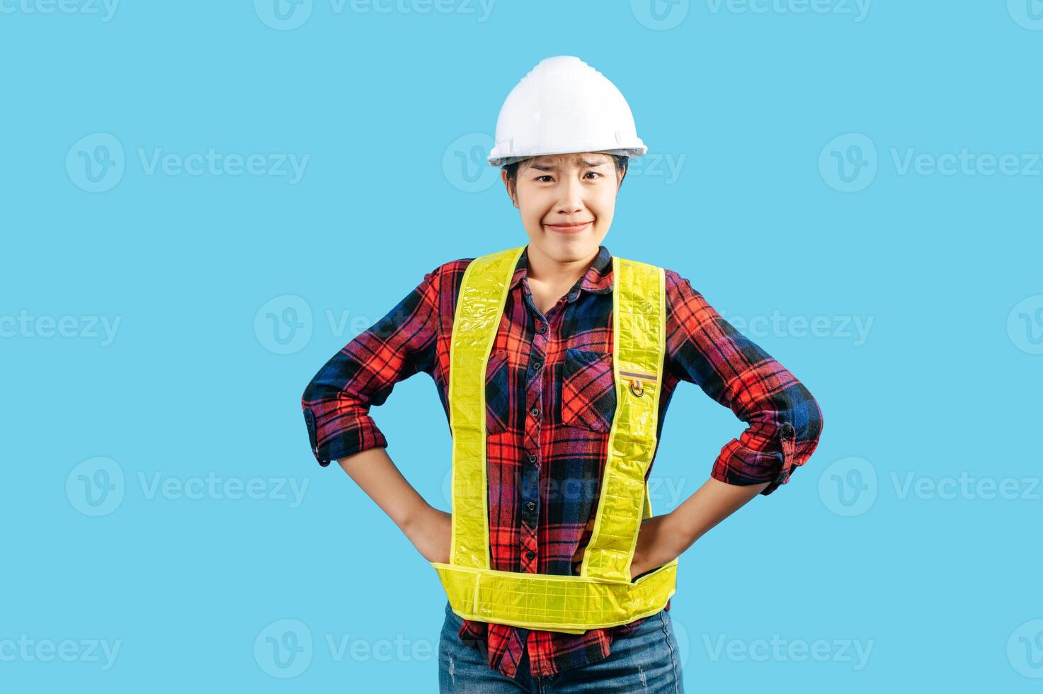 jovem ásia engenheiro fêmea vestindo segurança Jaqueta e capacete foto