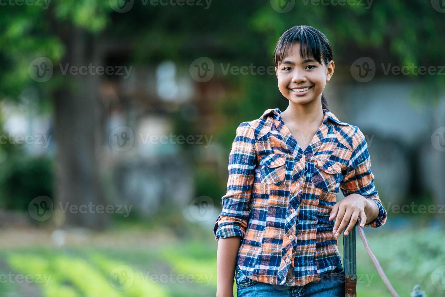 retrato jovem feminino agrícola na fazenda de vegetais orgânicos foto