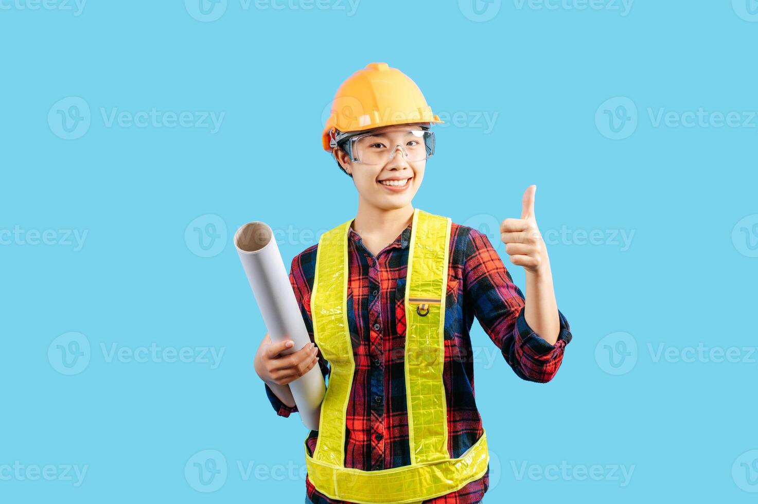 jovem fêmea engenheiro vestindo amarelo capacete aguarde projeto postura foto