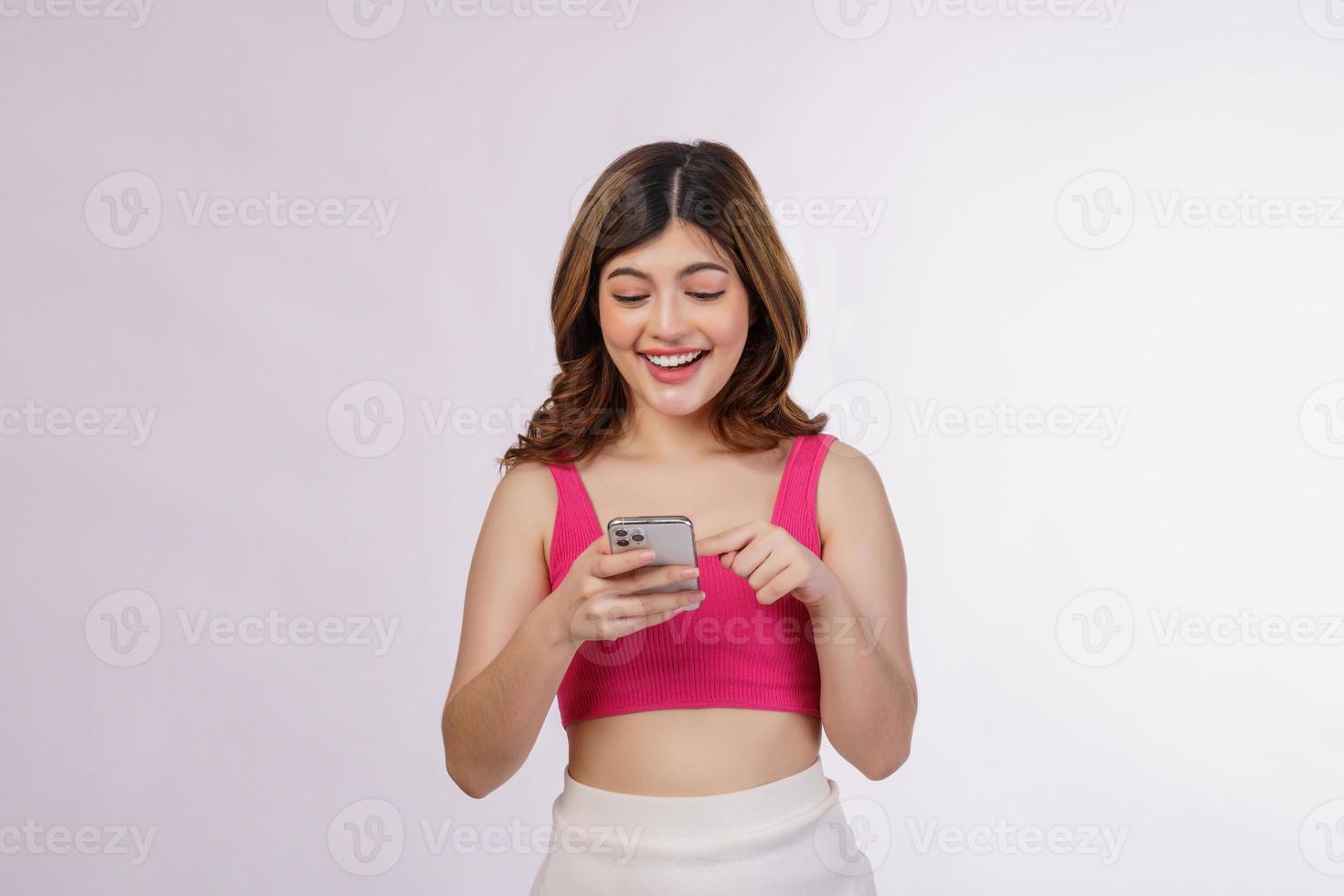 retrato de jovem sorridente feliz usando telefone celular isolado sobre fundo branco foto