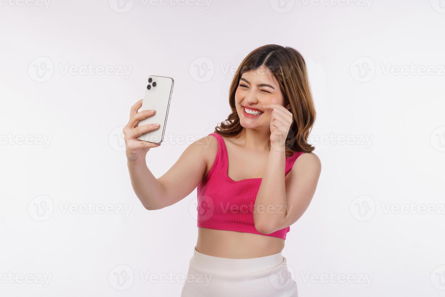 retrato de uma jovem sorridente feliz selfie com smartphone isolado sobre fundo branco foto