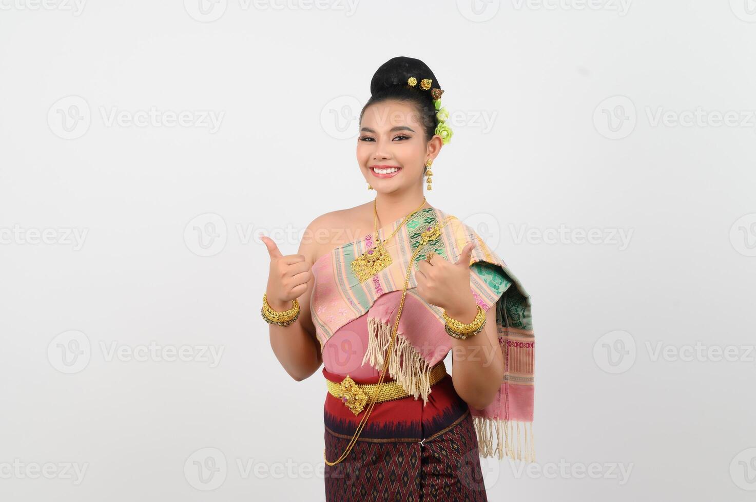 jovem lindo mulher dentro norte Oriental vestir ficar de pé e ponto dedo postura foto