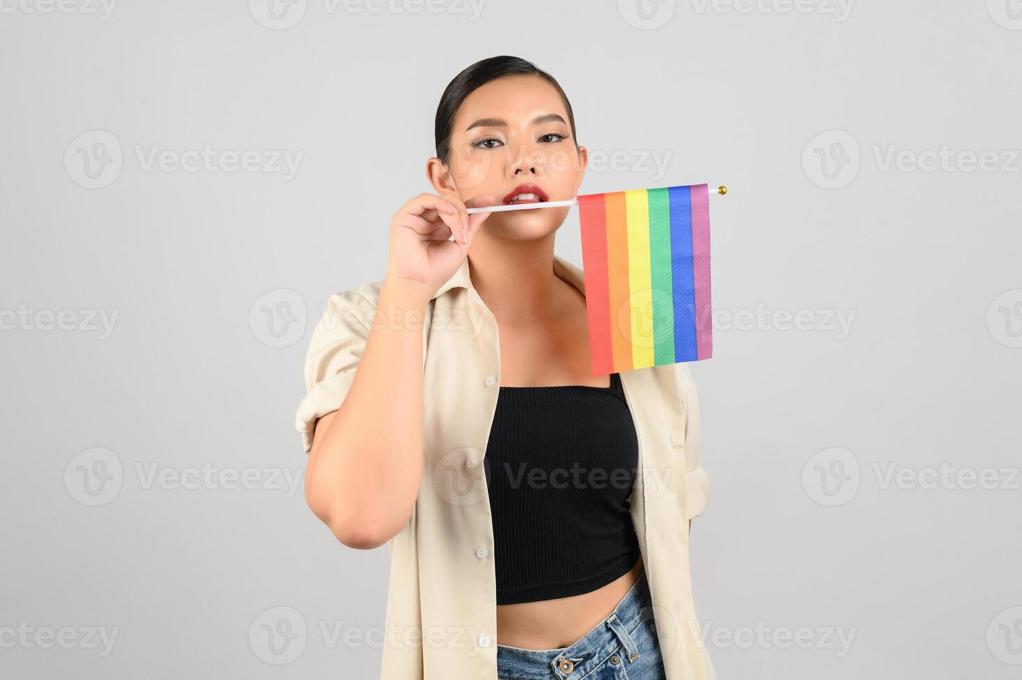 pose lgbq de mulher bonita com bandeira multicolorida foto