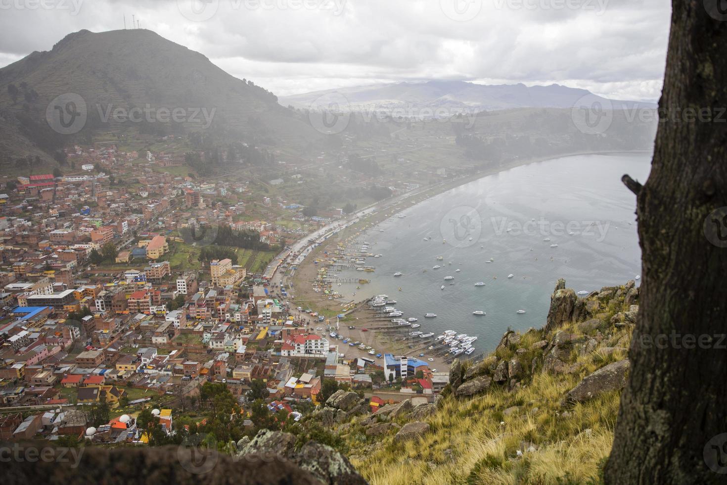 vista na cidade de copacabana no lago titicaca na bolívia foto