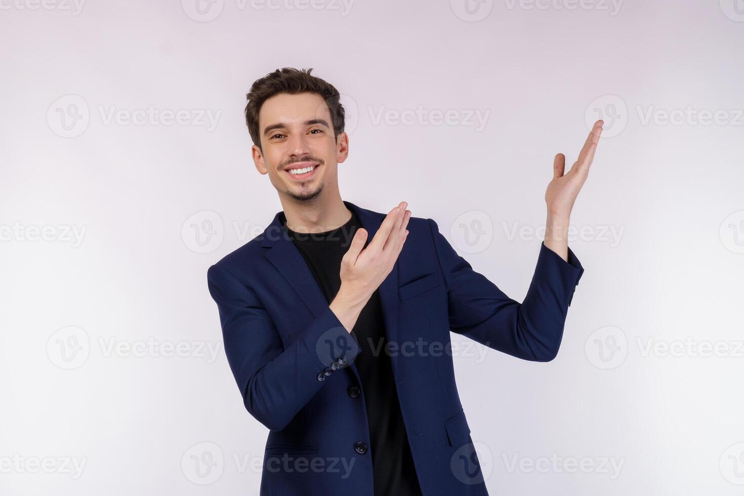 retrato do jovem empresário sorridente feliz apresentando e mostrando seu texto ou produto isolado no fundo branco foto