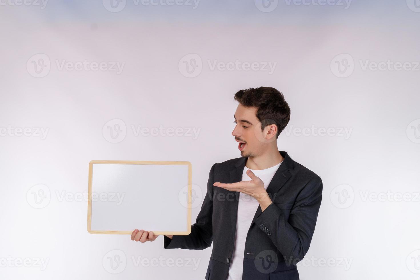 retrato do empresário feliz mostrando a tabuleta em branco sobre fundo branco isolado foto