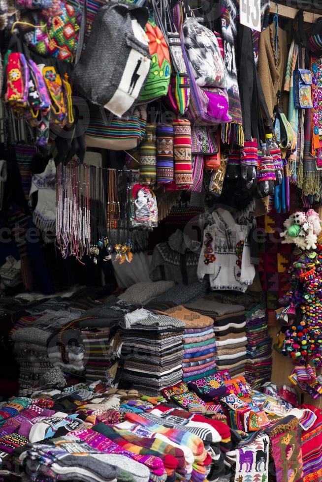tecidos tradicionais peruanos coloridos no mercado foto