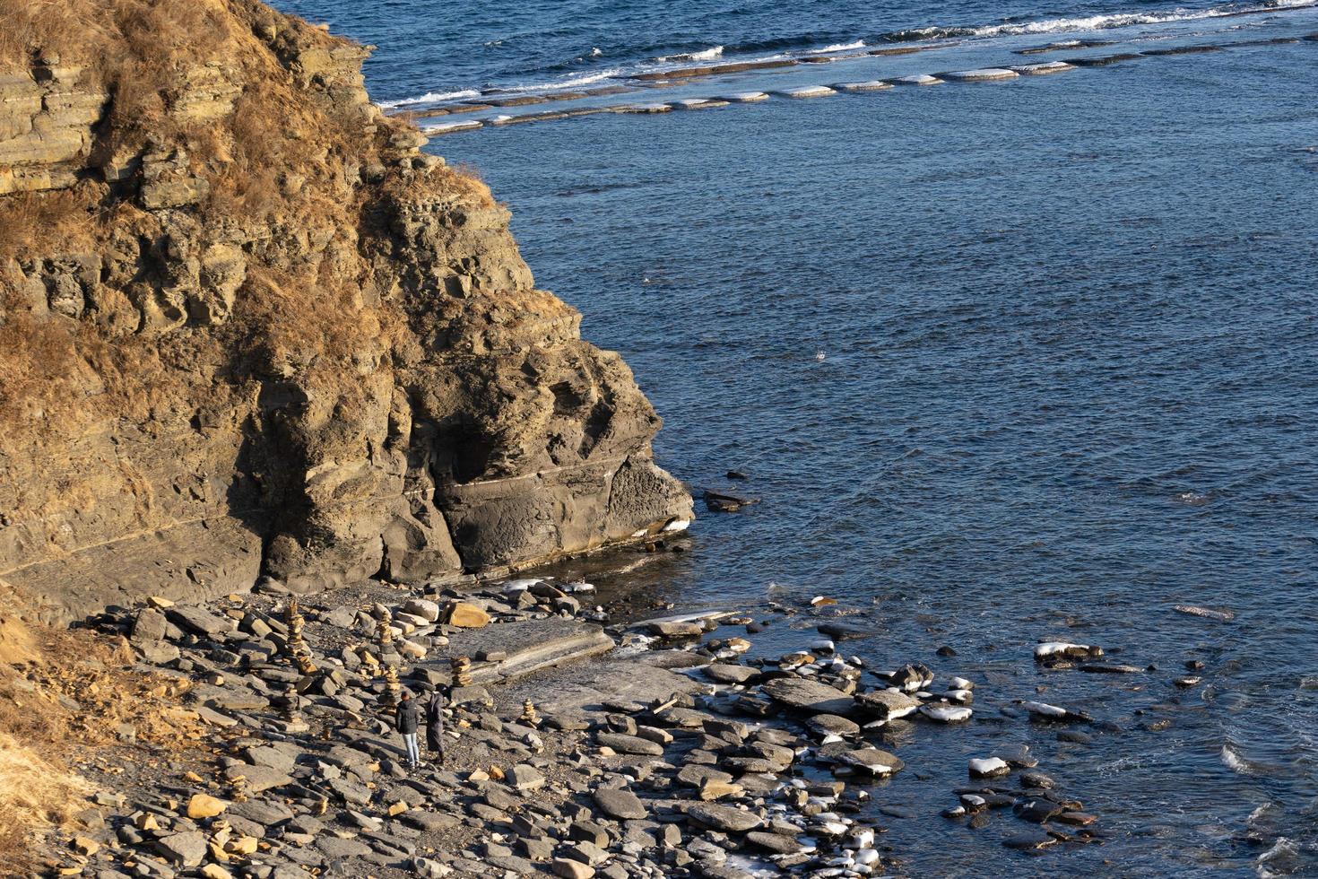 paisagem marítima de uma costa rochosa e água em uma ilha em Vladivostok, Rússia foto