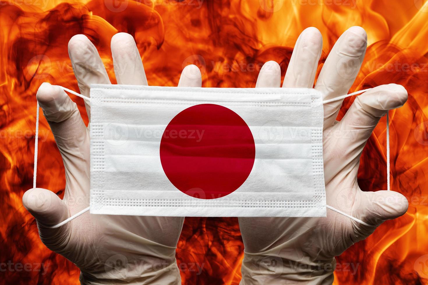 médico segurando dentro branco luvas proteção médico face mascarar, respiratório curativo com Japão nacional país bandeira sobreposto em mascarar. conceito foto
