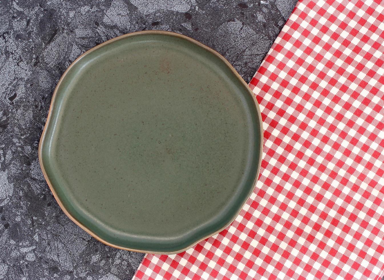 vista superior de um prato de cerâmica vazio com guardanapos foto