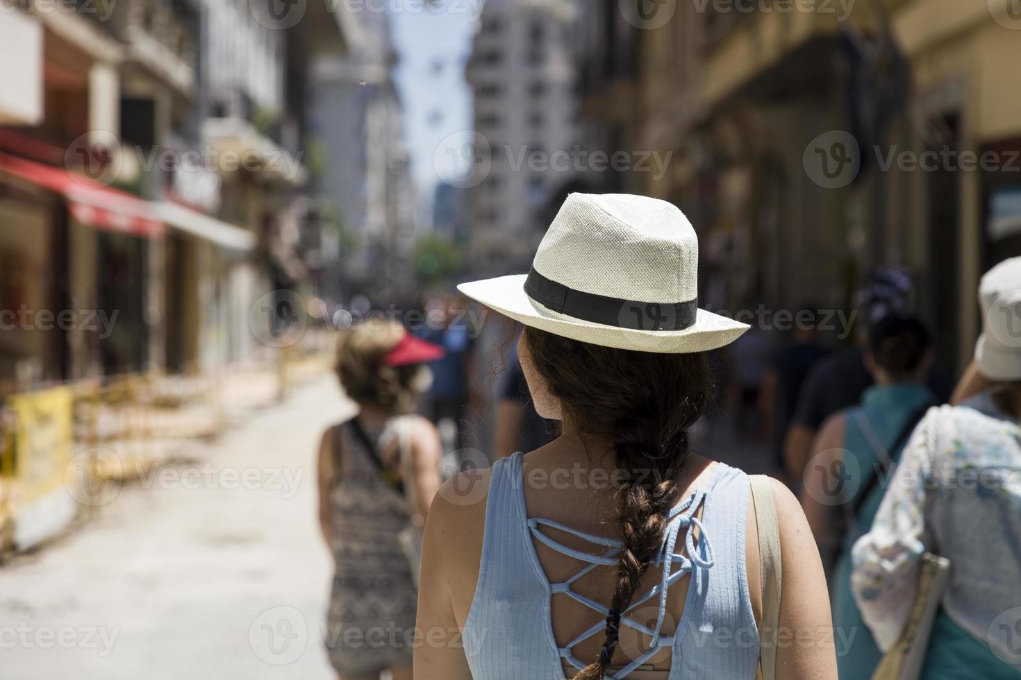 bela jovem com chapéu na rua de buenos aires foto