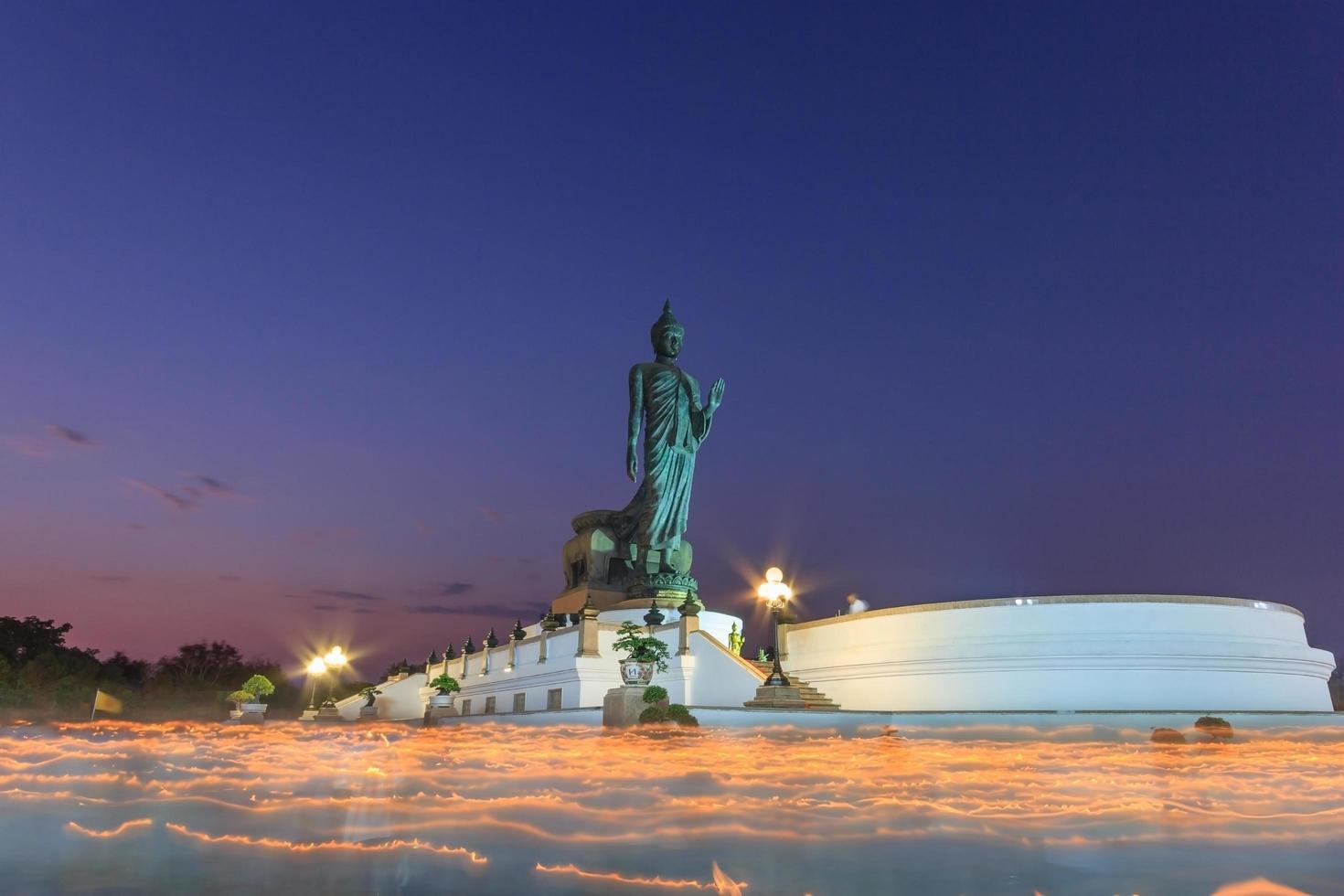 vela acesa por budistas no templo phutthamonthon, província de Nakhon Pathom da Tailândia foto