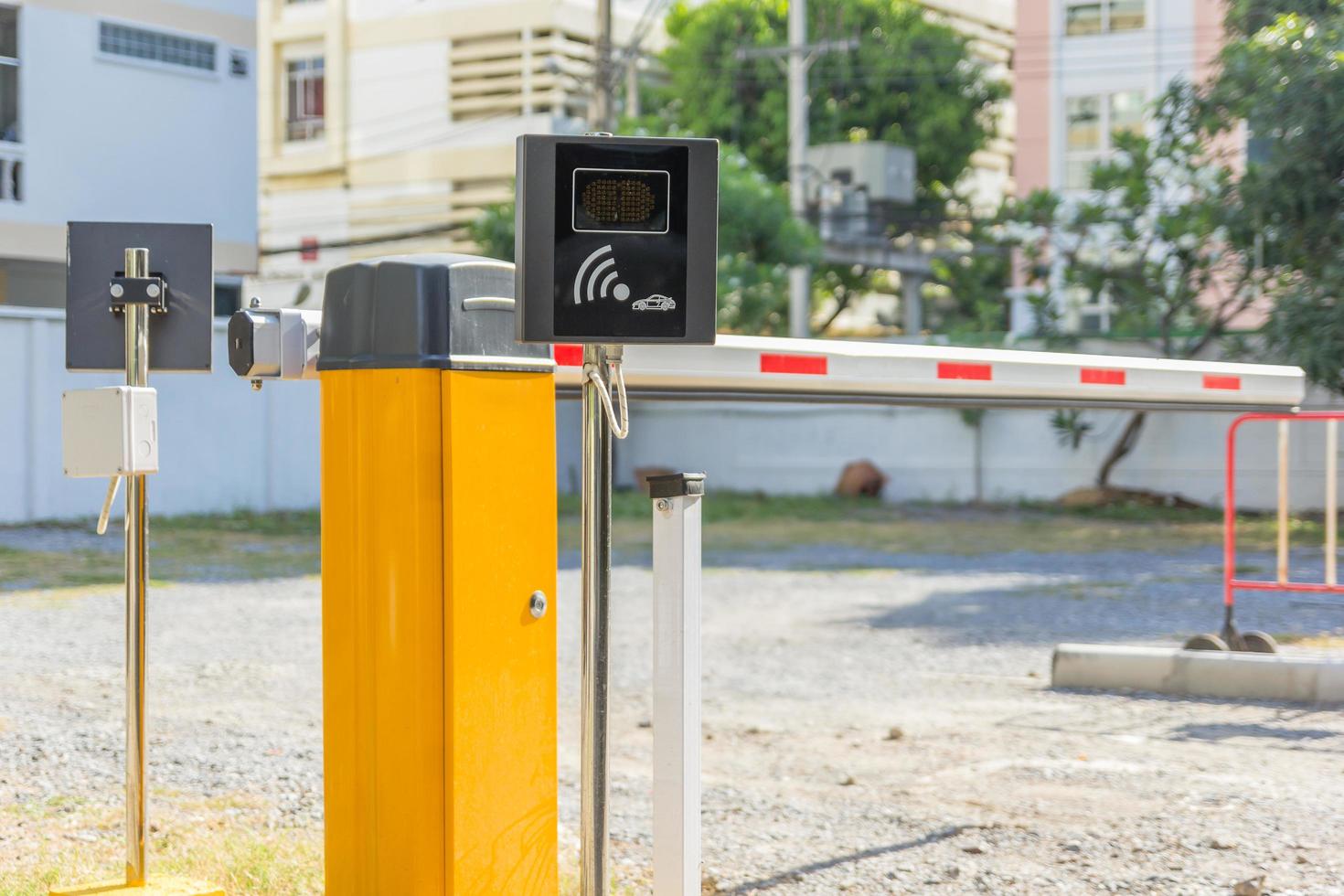 Sistema automático de portão de barreira para segurança no estacionamento foto