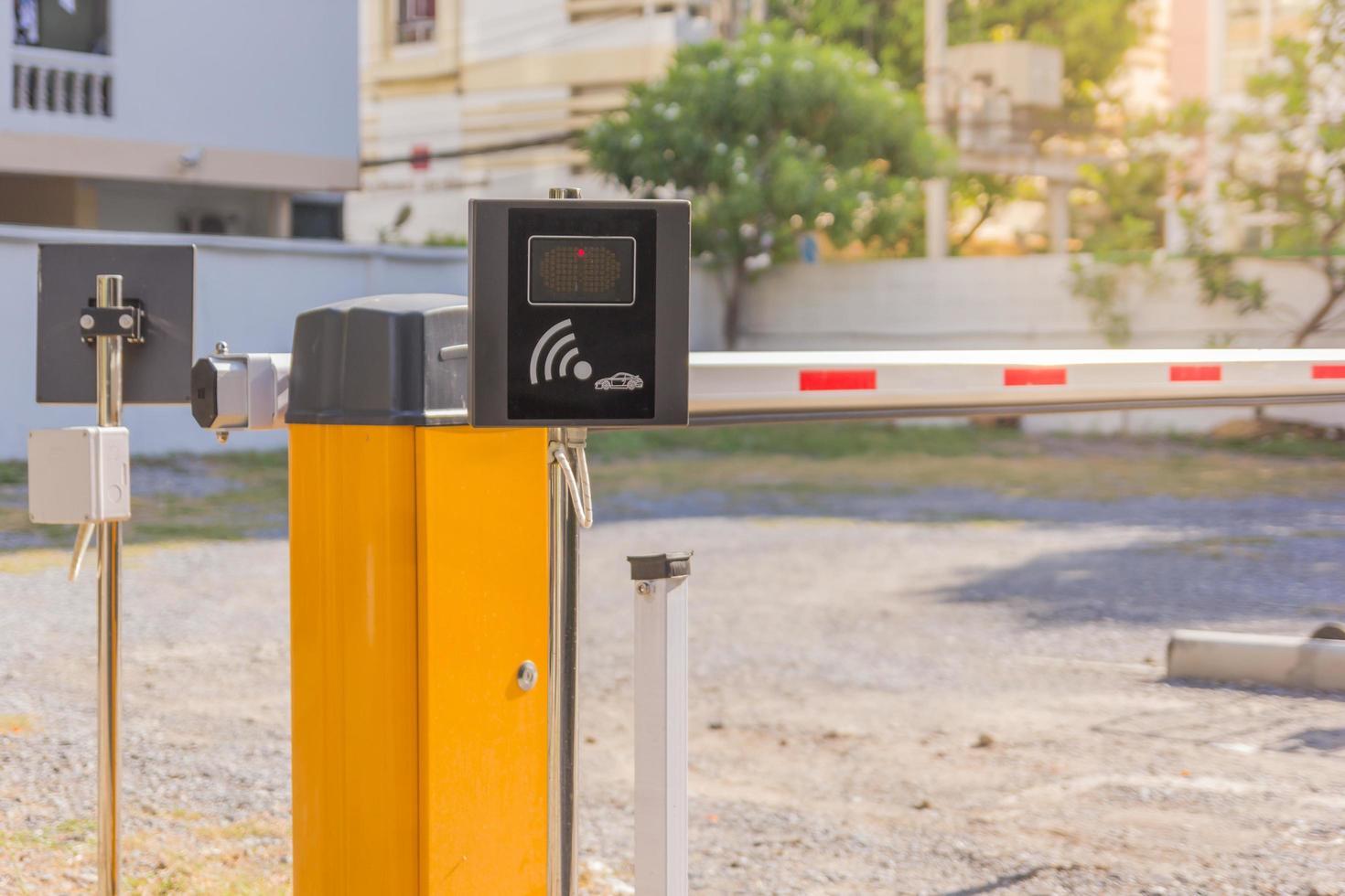 Sistema automático de portão de barreira para segurança no estacionamento foto