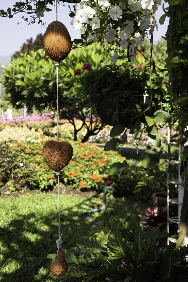 decorações de jardim penduradas do lado de fora foto