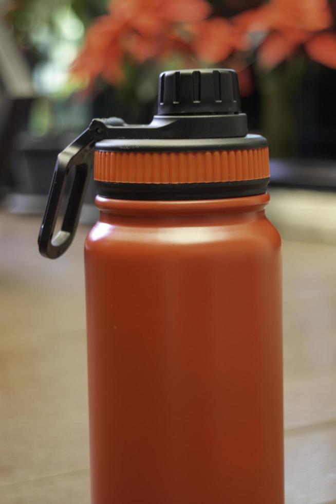close up da garrafa térmica vermelha foto