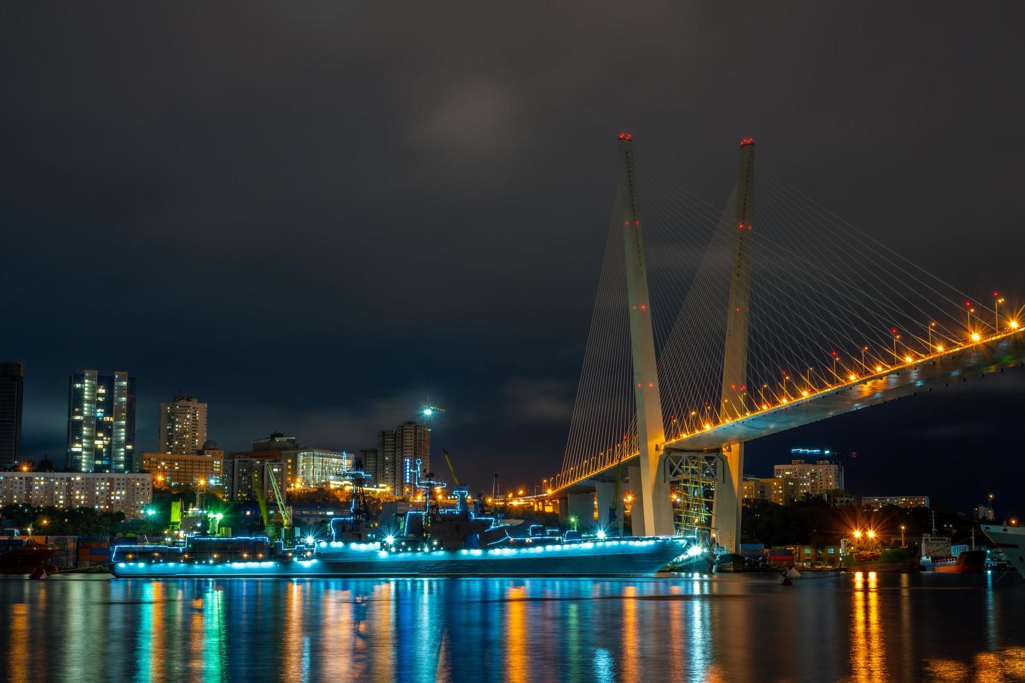 paisagem urbana da baía do chifre dourado, um navio de guerra e a ponte dourada em vladivostok, Rússia foto