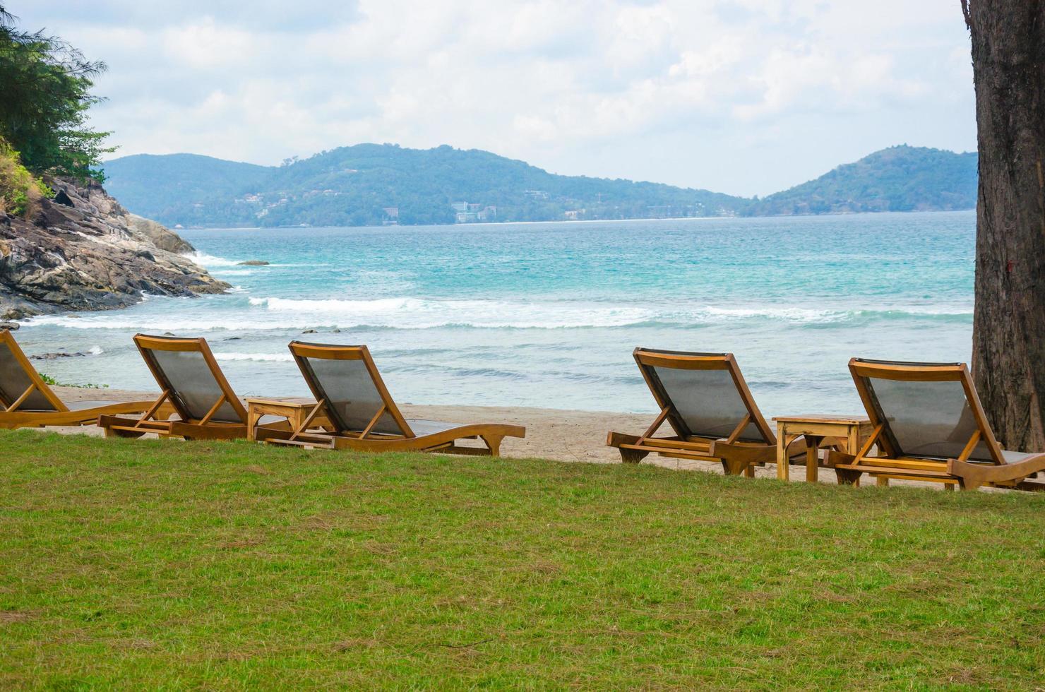 cadeiras de praia na praia foto