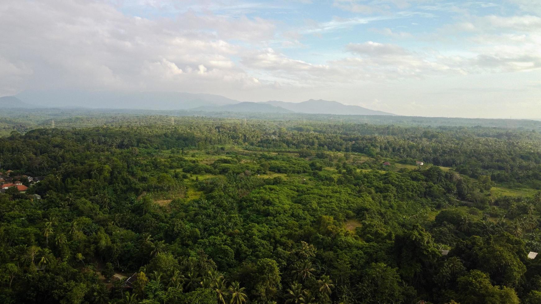 vista aérea da paisagem montanhosa em banten, indonésia foto