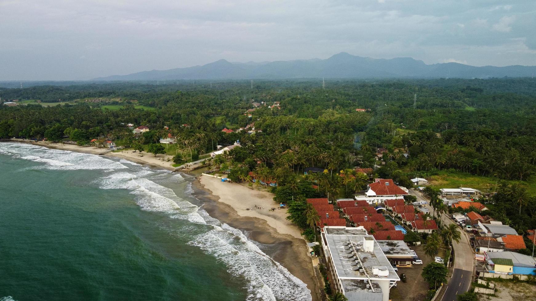 Banten, Indonésia, 2021 - vista aérea da praia de Karang Bolong e sua vista maravilhosa do pôr do sol foto