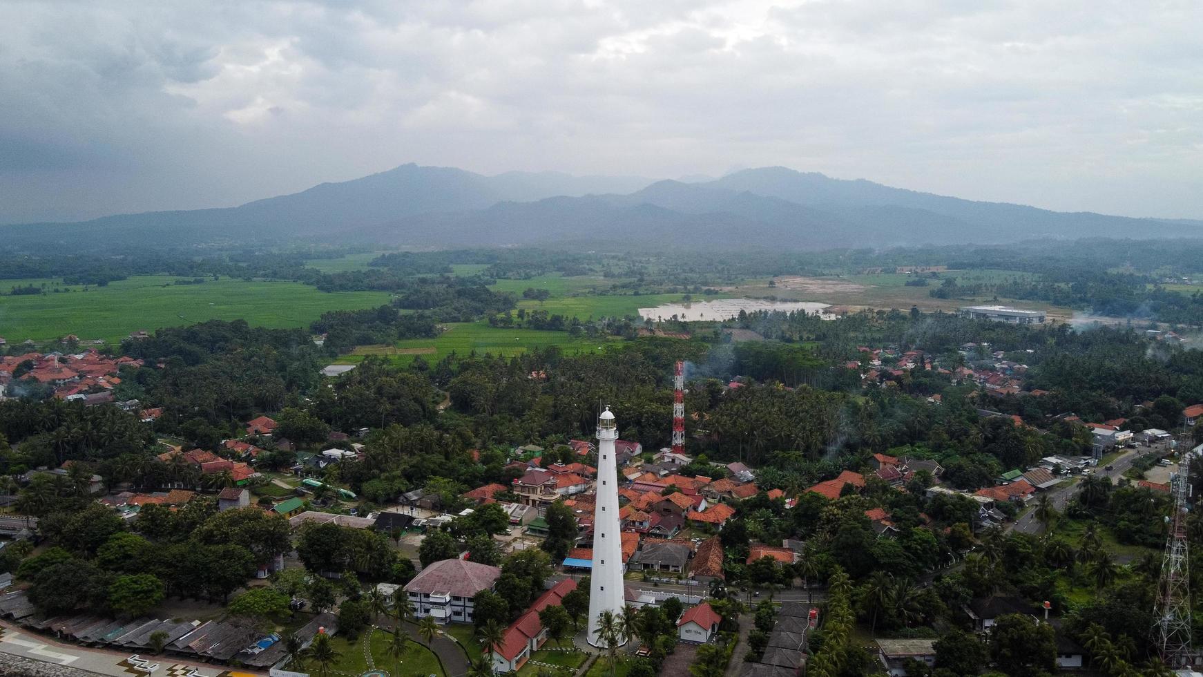 Banten, Indonésia 2021 - vista aérea da paisagem do pôr do sol do farol Sea Rock foto