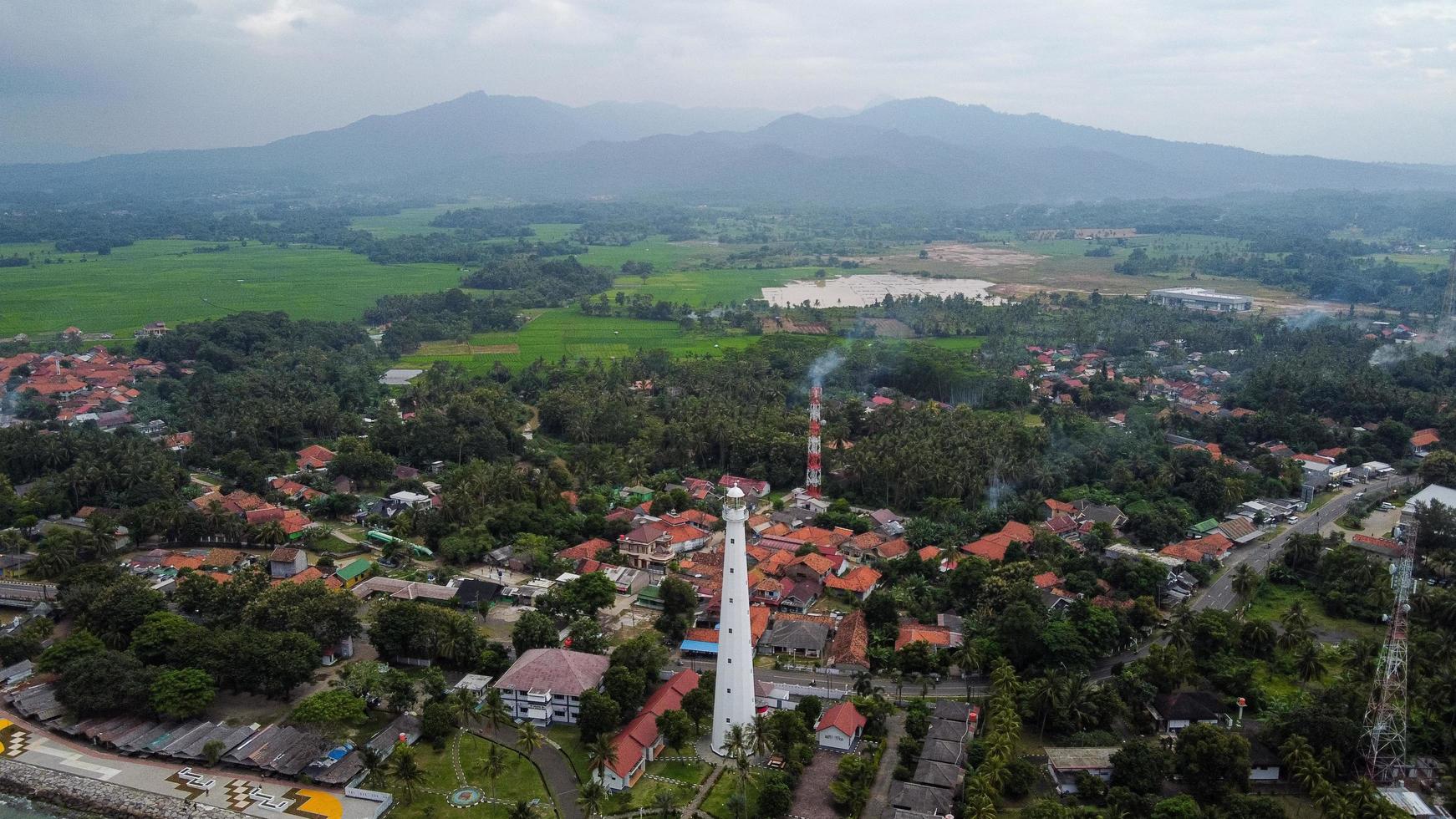 Banten, Indonésia, 2021 - vista aérea da paisagem do pôr do sol do farol Sea Rock foto