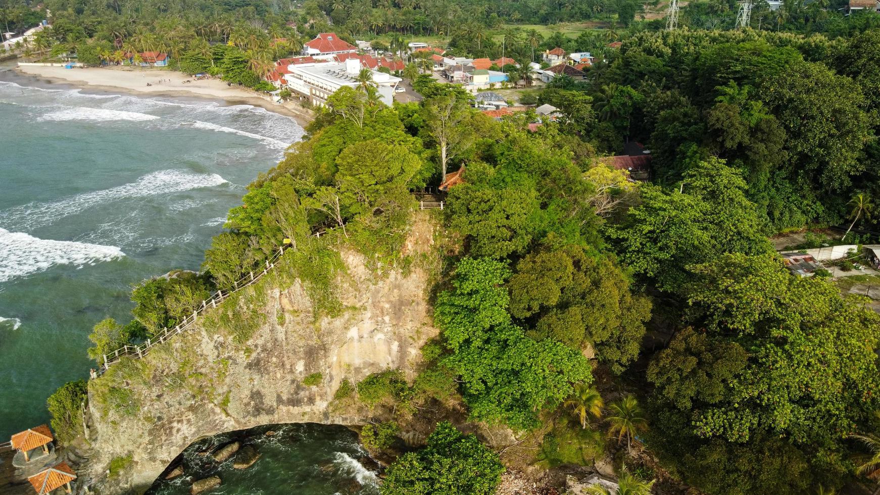 Banten, Indonésia 2021 - vista aérea da praia de Karang Bolong foto