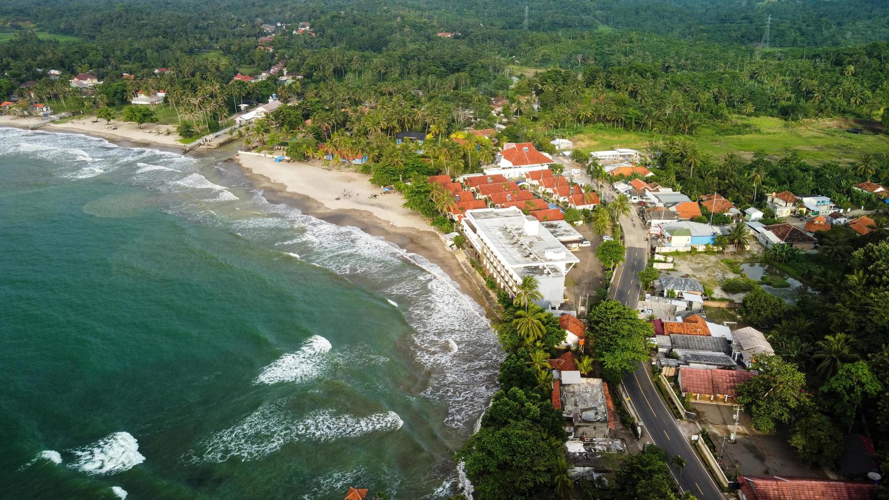 Banten, Indonésia, 2021 - vista aérea da praia de Karang Bolong foto