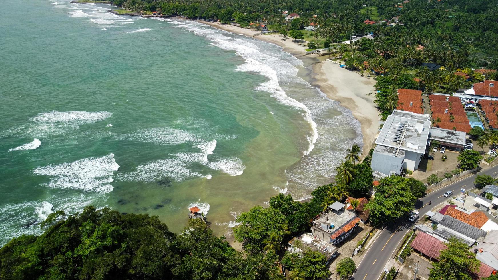 Banten, Indonésia 2021 - vista aérea da praia de Karang Bolong foto