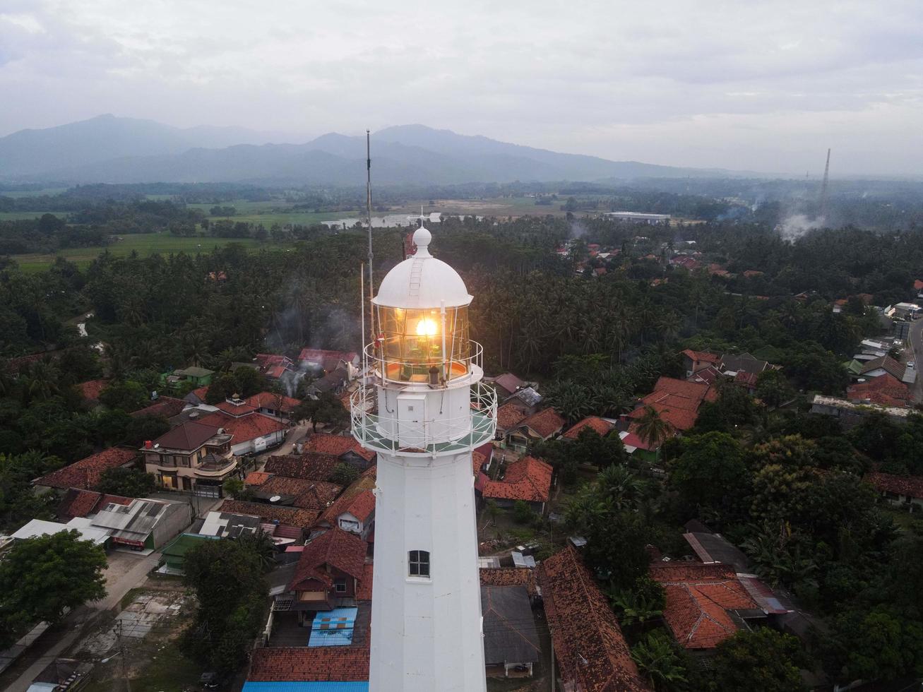 Banten, Indonésia, 2021 - vista aérea da paisagem do pôr do sol do farol Sea Rock foto