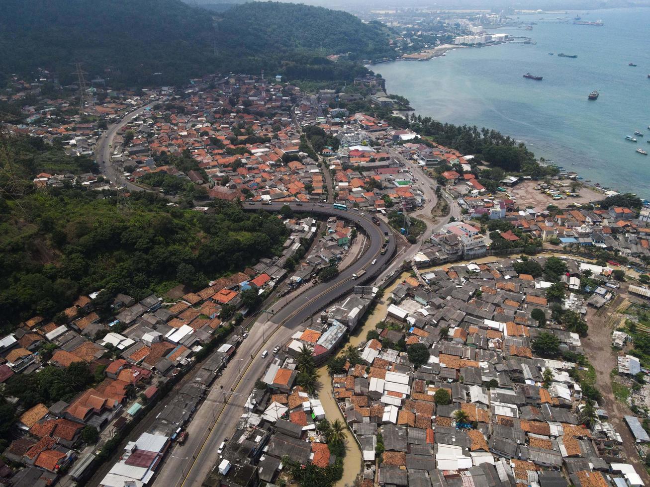 Banten, Indonésia 2021 - vista aérea do porto marinho Pelabuhan Merak e da ilha do porto da cidade foto