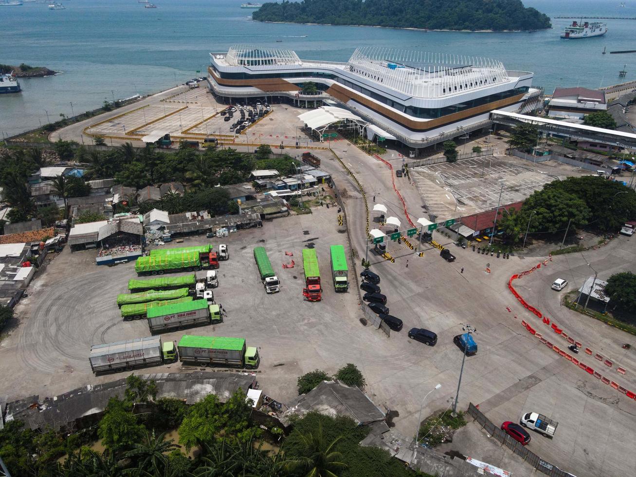 Banten, Indonésia 2021 - vista aérea do porto marinho Pelabuhan Merak e da ilha do porto da cidade foto