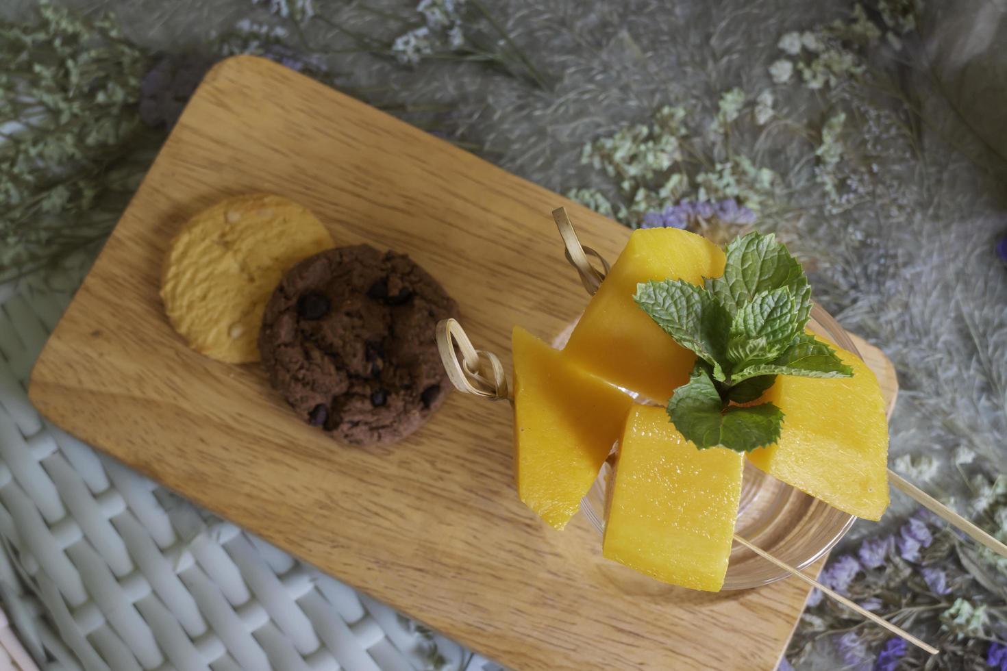 fruta de manga amarela e biscoitos foto