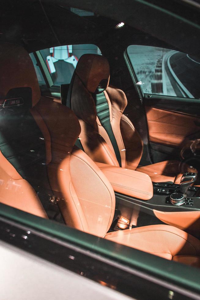 2018 - esvaziar o interior do veículo bmw m5 durante o dia foto