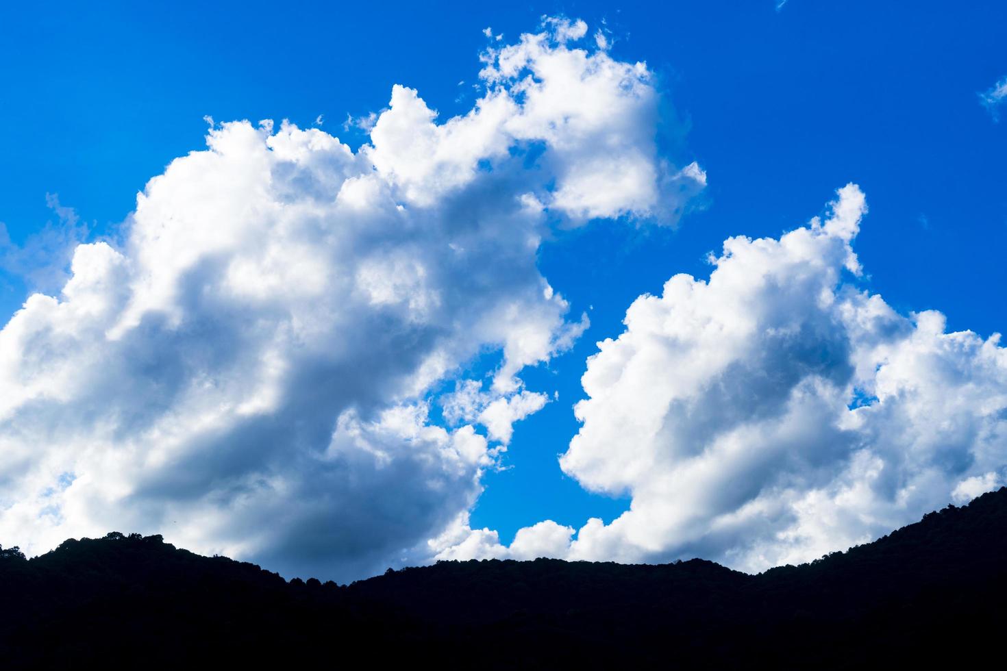 nuvens sobre montanhas foto