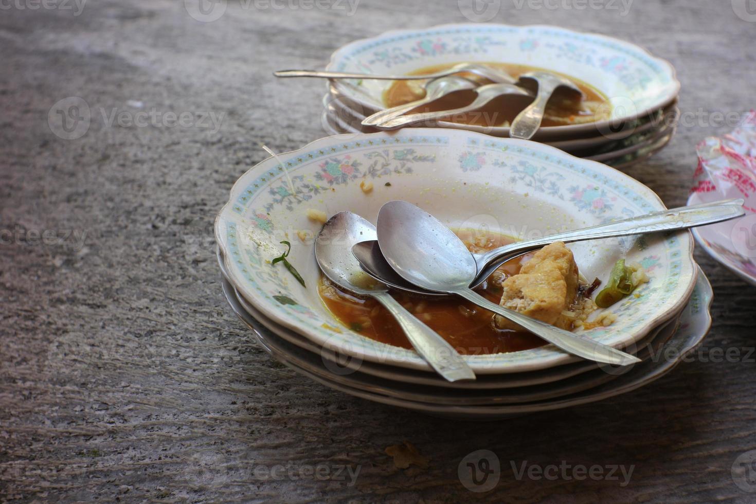 seletivo foco pilha do sujo pratos com Comida sobras sujo pratos. foto